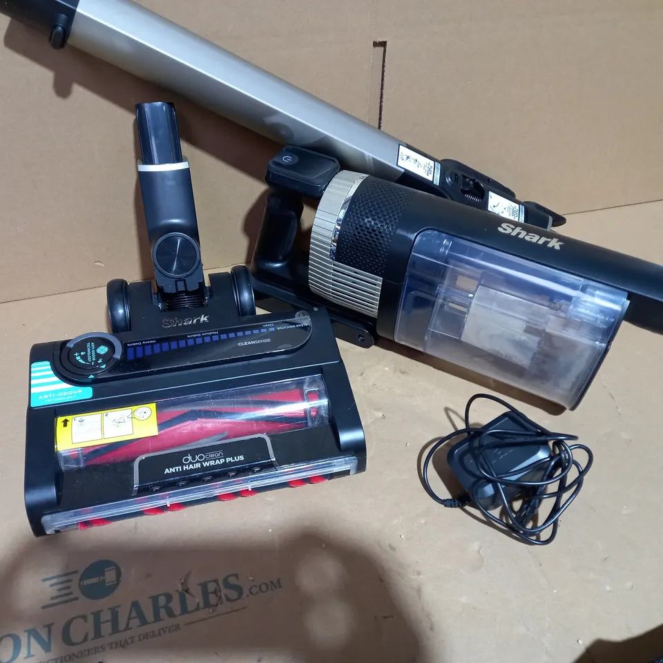 SHARK STRATOS CORDLESS VACUUM W/ANTI HAIR WRAP & CLEAN SENSE IQ IZ400UKT