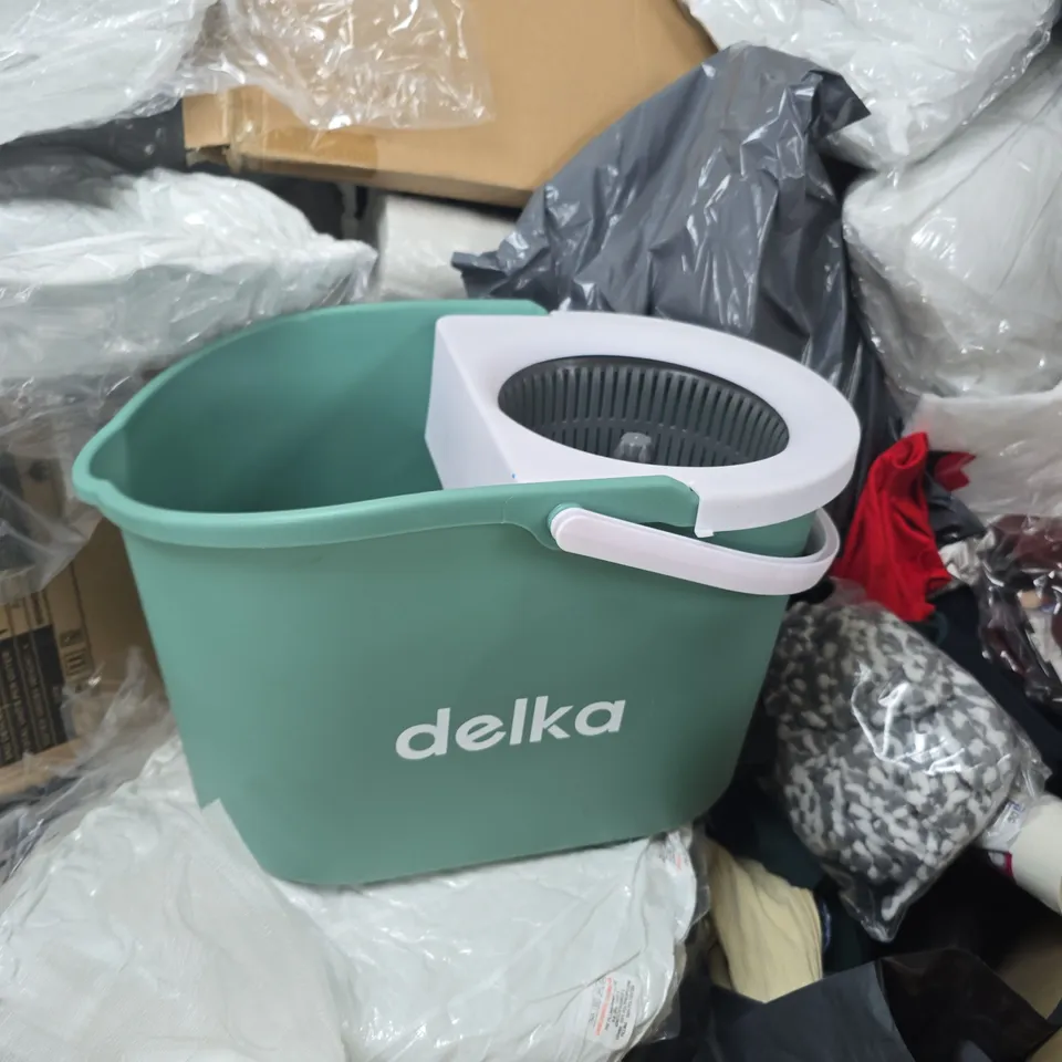 PALLET TO CONTAIN LARGE AMOUNT OF ASSORTED ITEMS TO INCLUDE: SPIN MOP BUCKET 