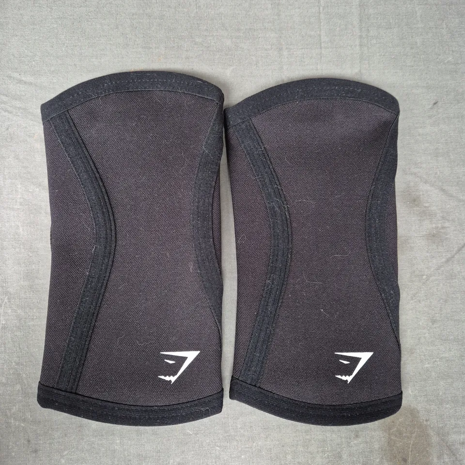 GYM SHARK KNEE SLEEVES IN BLACK