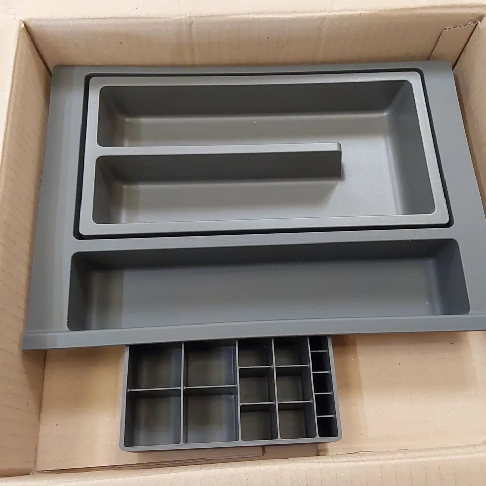 PALLET OF APPROXIMATELY 70x BATHSTORE HOUSE BEAUTIFUL 600MM PLASTIC DRAWER INSERTS 