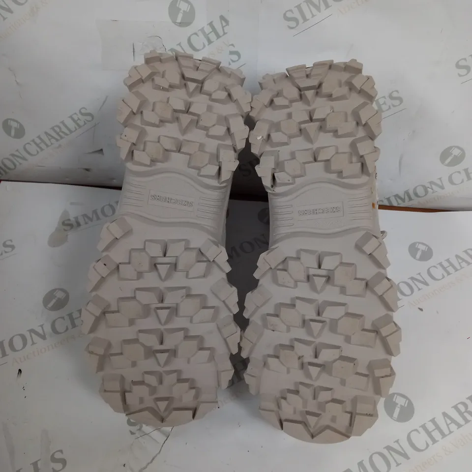 SKETCHERS LOS ANGELES OFF WHITE TRAINER SIZE 8