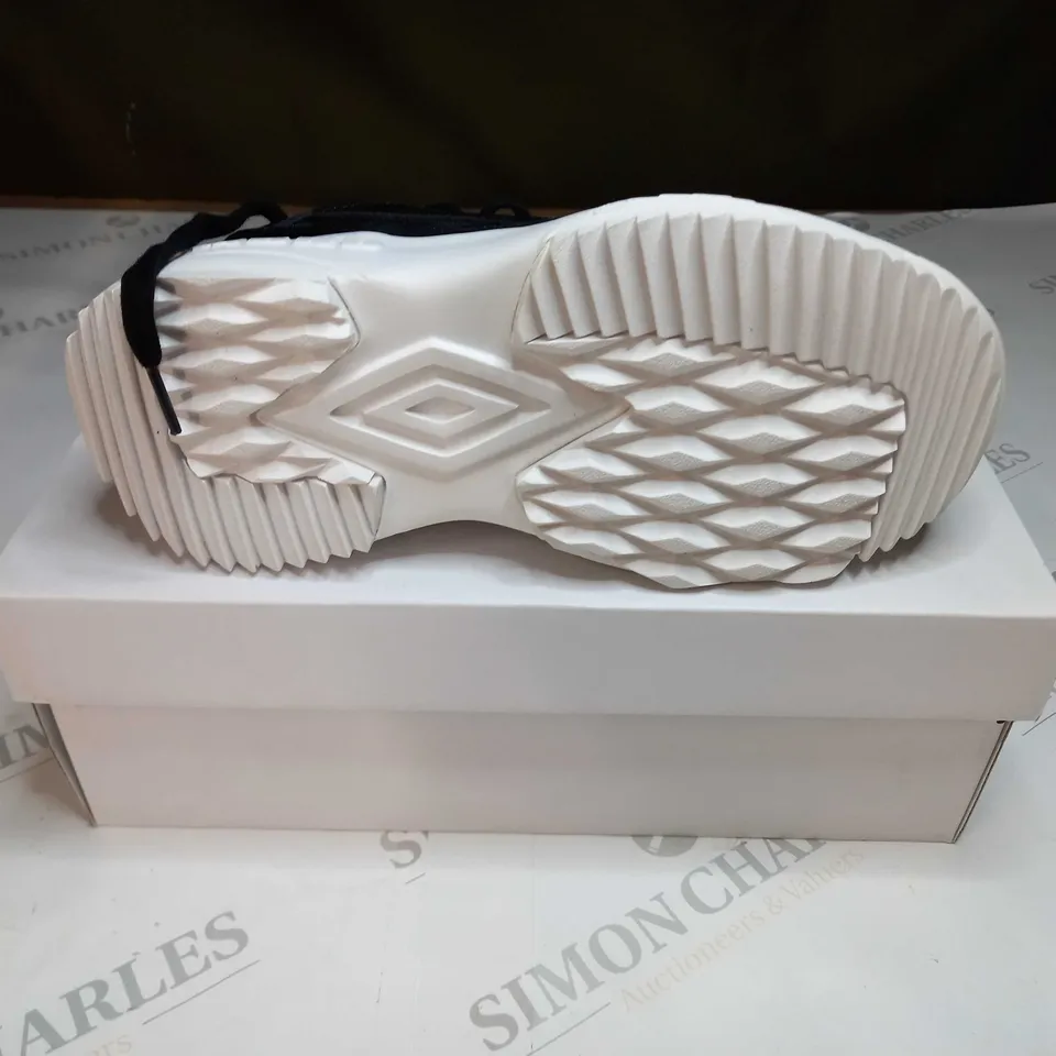 BOXED UMBRO EXERT LOW TRAINERS SIZE 4