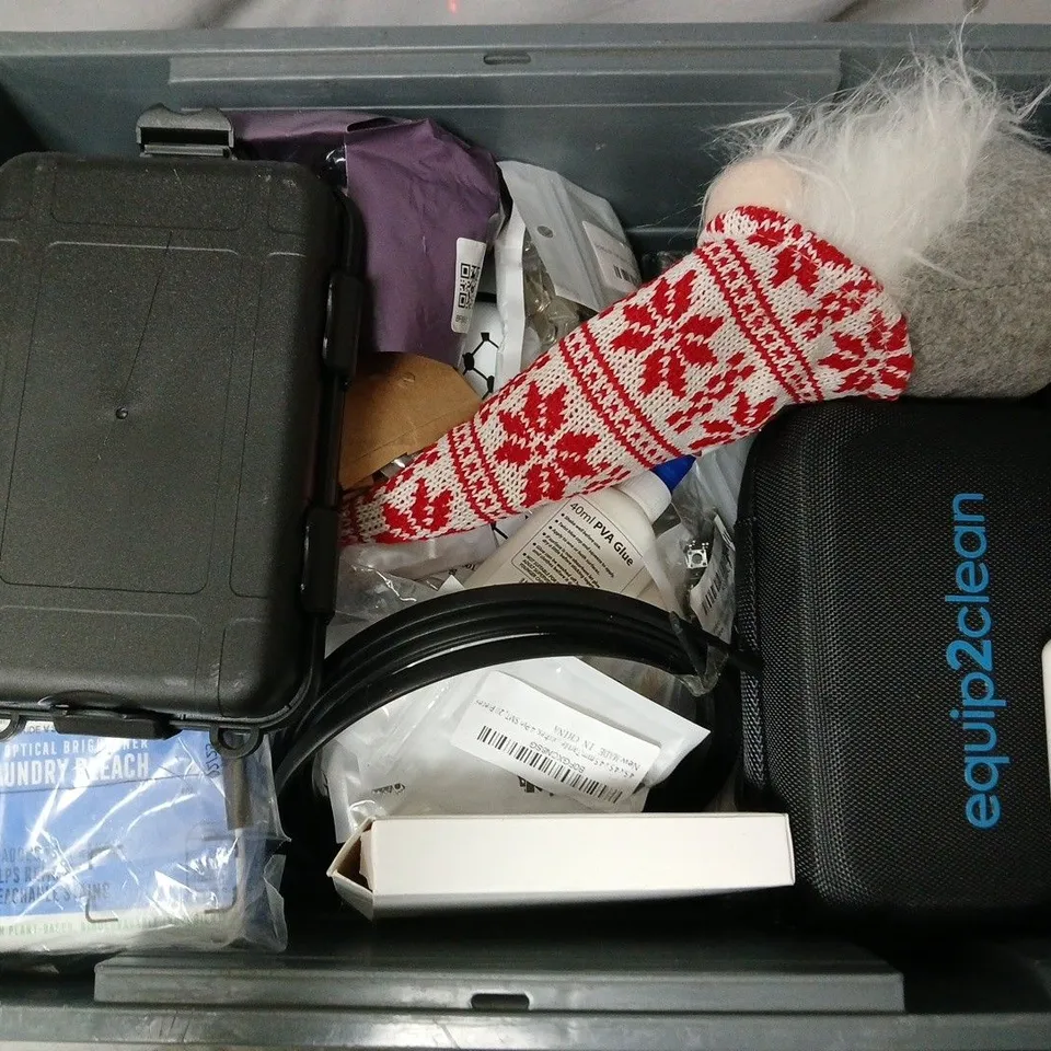 APPROXIMATELY 12 ASSORTED HOUSEHOLD ITEMS TO INCLUDE FIDGET PEN, ECOVER LAUNDRY BLEACH, THE BAKLAVA COMPANY BOTTLE, ETC