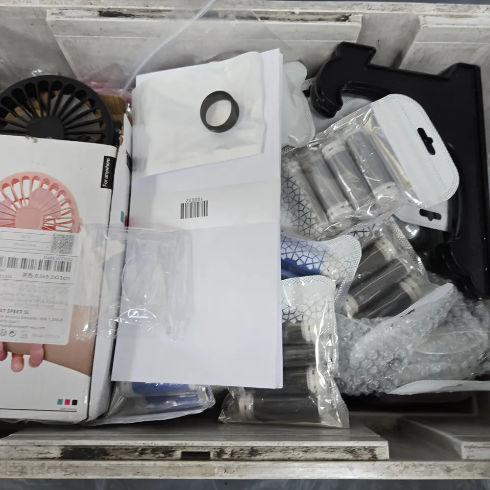 APPROXIMATELY 15 ASSORTED HOUSEHOLD ITEMS TO INCLUDE SHOWER HEAD, MINI COOLING FAN, TFF TEAM BAGS, ETC