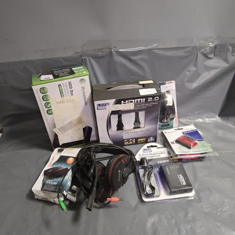 APPROXIMATELY 12 ASSORTED ELECTRICAL ITEMS TO INCLUDE WIRELESS MOUSE, 5-PORT HDMI SWITCH, HDD DOCKING STATION, ETC