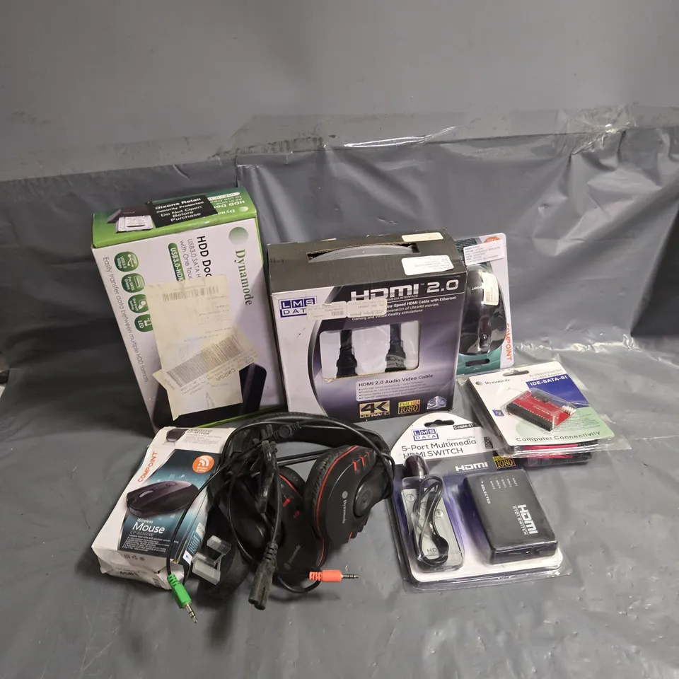 APPROXIMATELY 12 ASSORTED ELECTRICAL ITEMS TO INCLUDE WIRELESS MOUSE, 5-PORT HDMI SWITCH, HDD DOCKING STATION, ETC