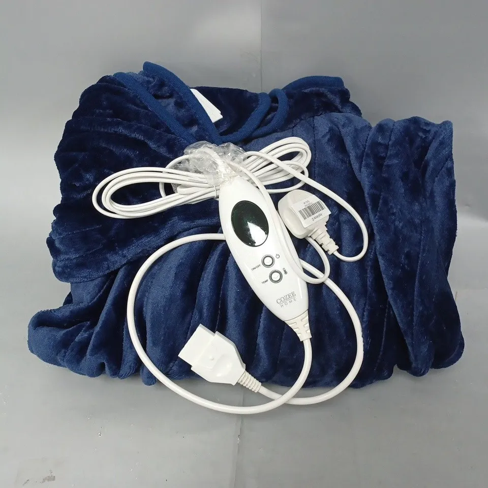 BOXED OUTLET COZEE HOME HEATED PLUSH WEARABLE BLANKET IN NAVY