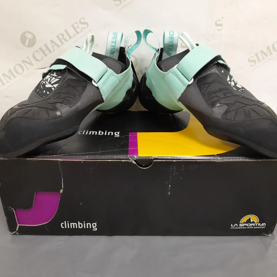 BOXED PAIR OF LA SPORTIVA SKWAMA VEGAN WOMENS CLIMBING SHOES IN CARBON/TURQUOISE UK 6.5