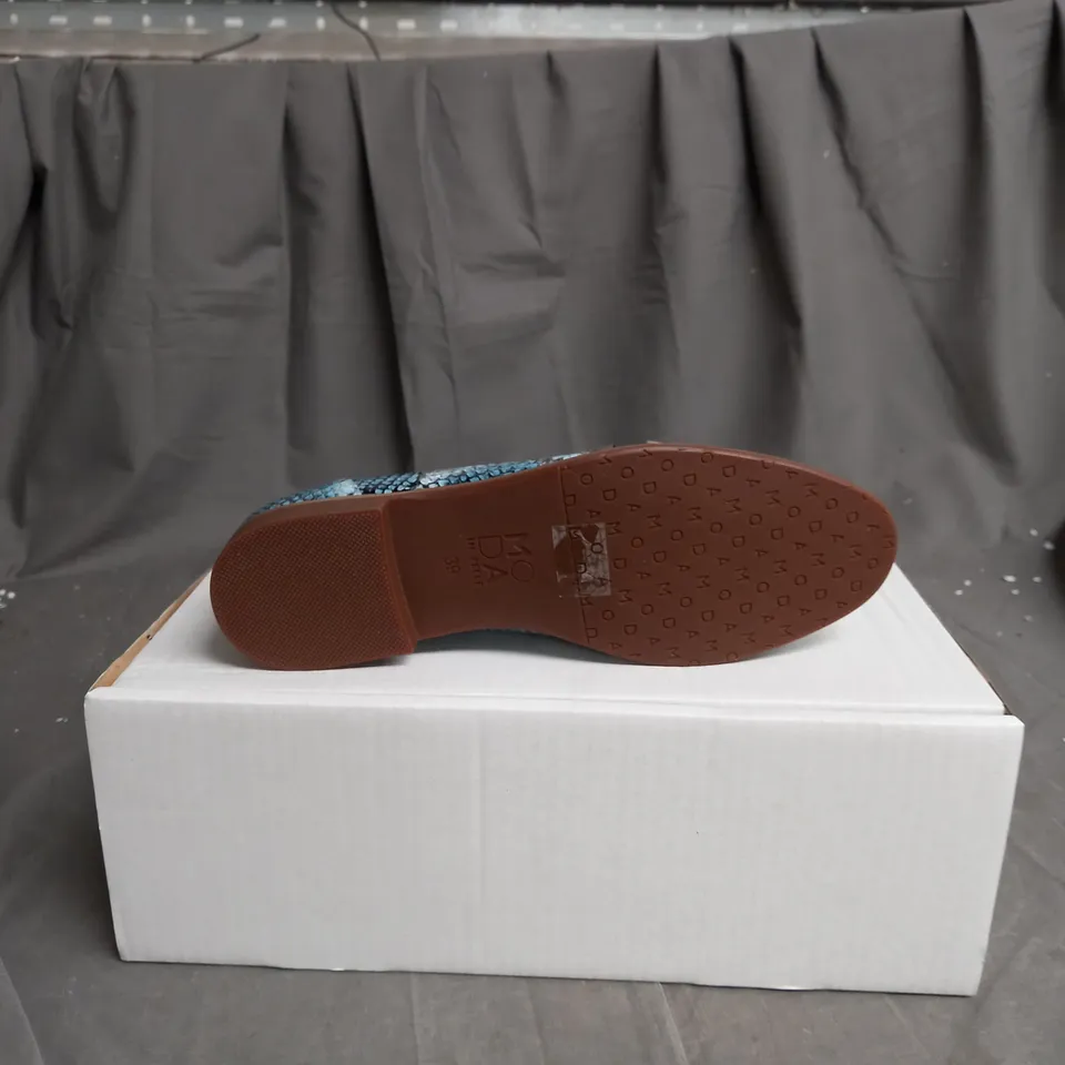 BOXED PAIR OF MODA IN PELLE SHOES IN DENIM SNAKE SIZE 6