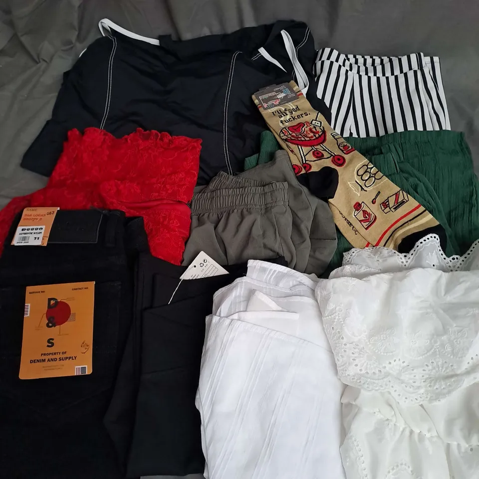 BOX OF APPROXIMATELY 25 ASSORTED CLOTHING ITEMS TO INCLUDE - JEANS, TROUSERS, DRESSES ETC