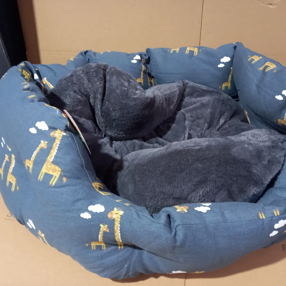 HEAD IN THE CLOUDS OVAL PET BED LARGE 