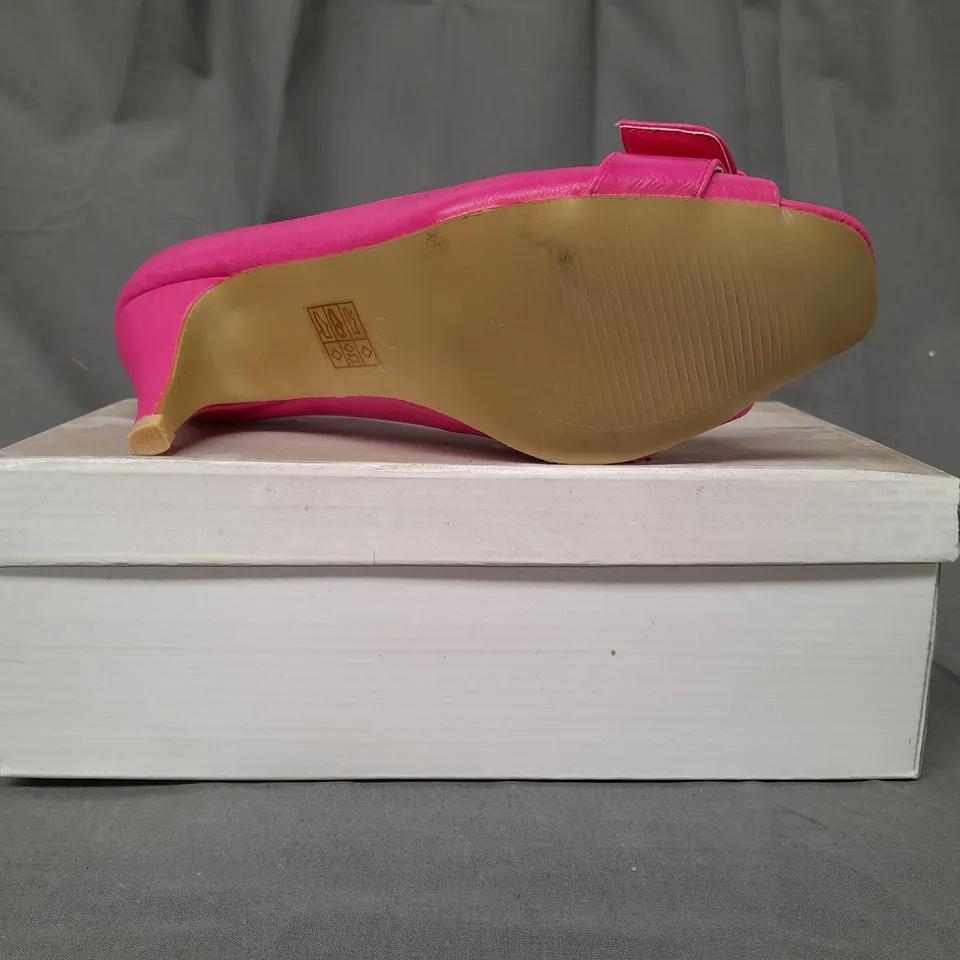 BOXED PAIR OF DESIGNER OPEN TOE MID HEELED SHOES IN FUCHSIA EU SIZE 39