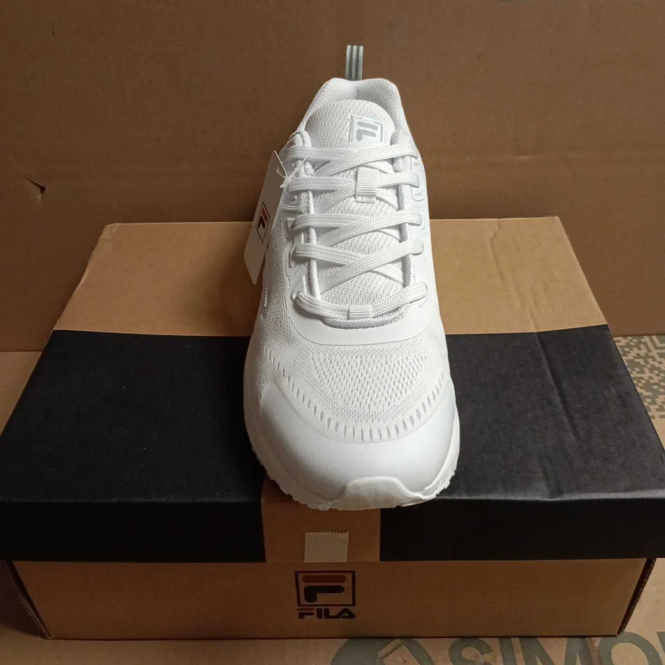 BOXED PAIR OF FILA MEN'S WHITE MESH TRAINERS – UK 8