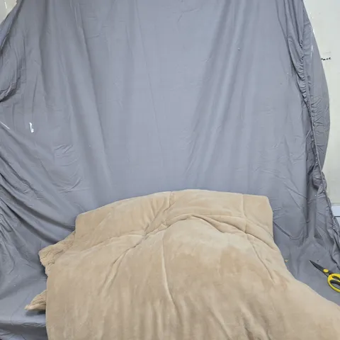 BOX OF APPROXIMATELY 5 ASSORTED ITEMS TO INCLUDE: SOFT THROW AND SOFT ELASTICATED BED SHEET