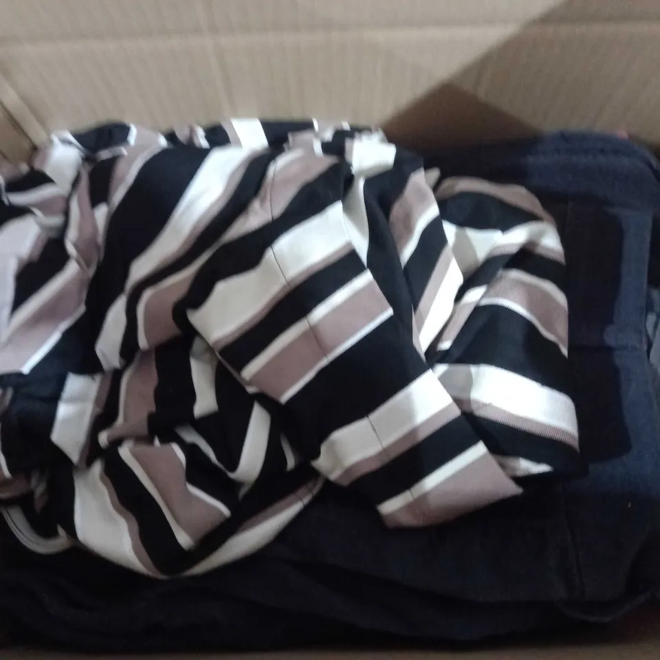 APPROXIMATELY 10 CLOTHING ITEMS INCLUDING: SKIRTS AND T-SHIRTS (ALL IN DIFFERENT SIZES)