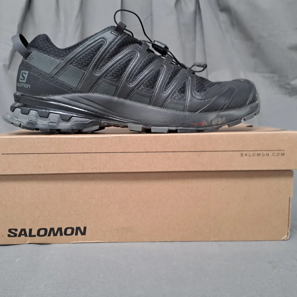 BOXED PAIR OF SALOMON XA PRO 3D V8 SHOES IN BLACK UK SIZE 9