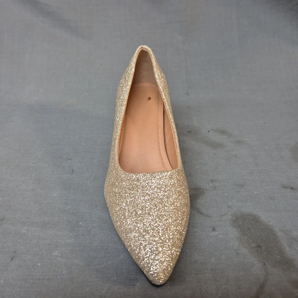 BOXED PAIR OF UNBRANDED POINTED TOE BLOCK HEEL SHOES IN GOLD GLITTER EU SIZE 40