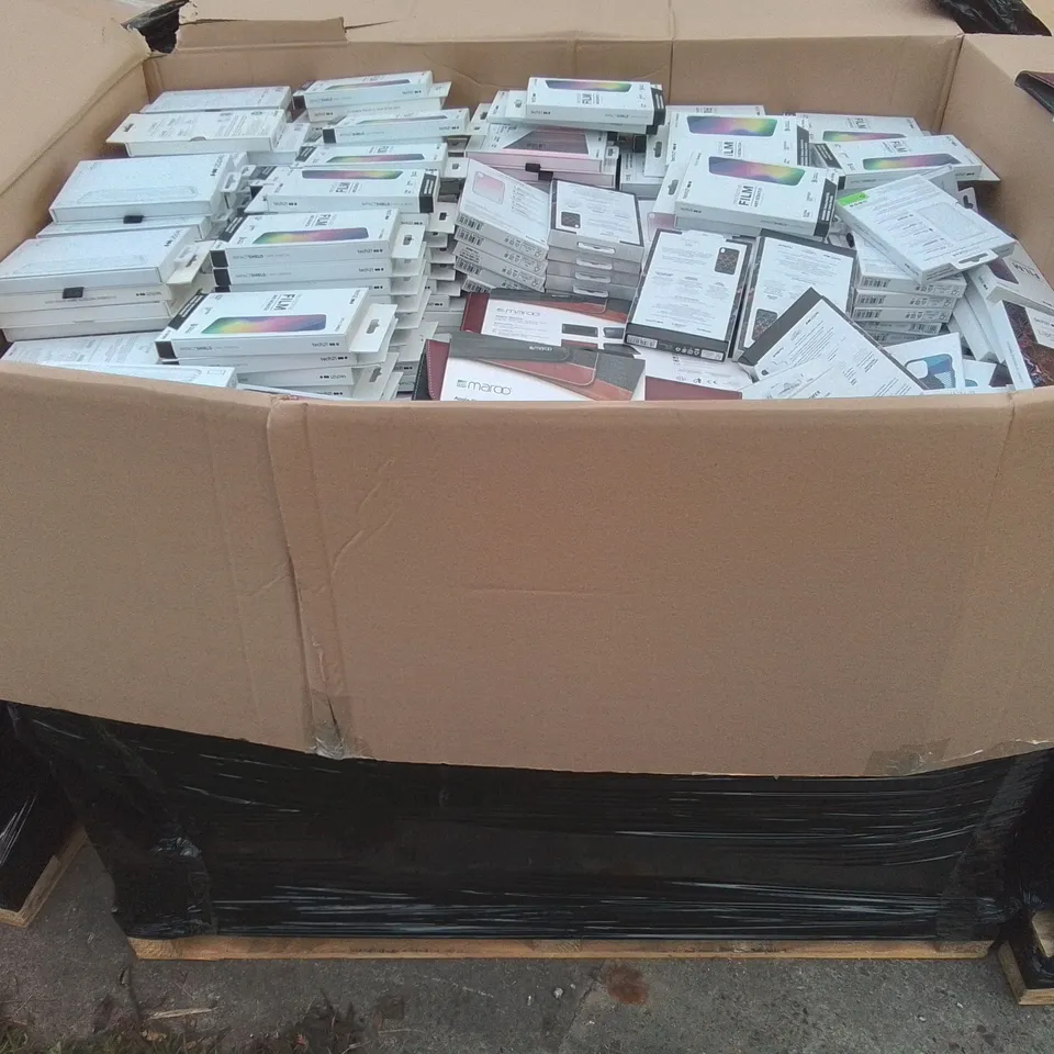 PALLET CONTAINING A LARGE QUANTITY OF ASSORTED BRAND NEW PHONE AND TABLET CASES 