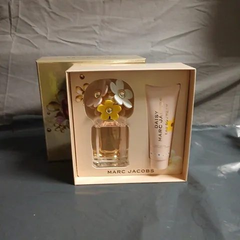 MARC JACOBS DAISY GIFT SET – EAU DE TOILETTE & BODY LOTION IN PINK BOX