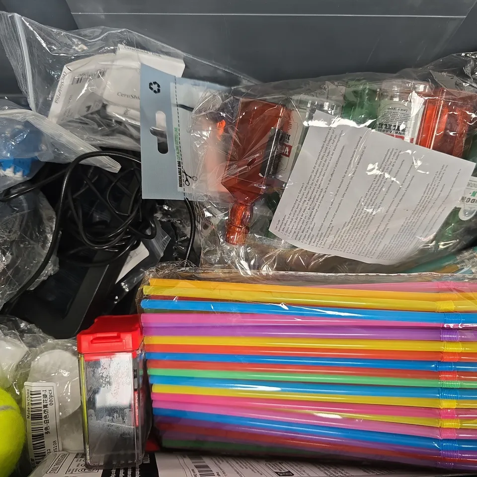 APPROXIMATELY 15 ASSORTED HOUSEHOLD ITEMS TO INCLUDE DINKING STRAWS, TENNIS BALL, GARDEN SCISSORS, ETC