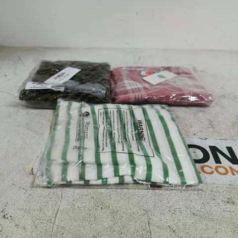 BOX OF APPROXIMATELY 25 ASSORTED CLOTHING ITEMS OF VARIOUS SIZES AND STYLES ETC
