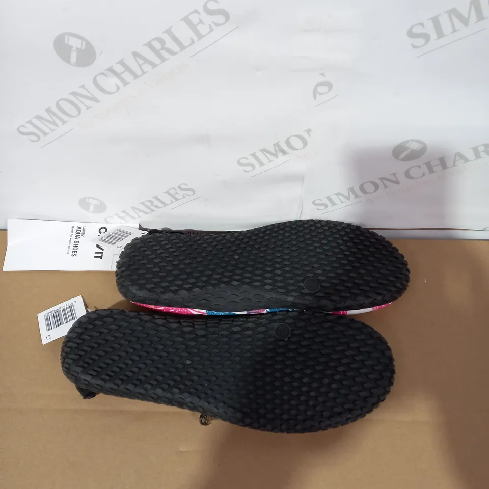 PAIR OF CRIVIT LADIES' AQUA SHOES SIZE 5