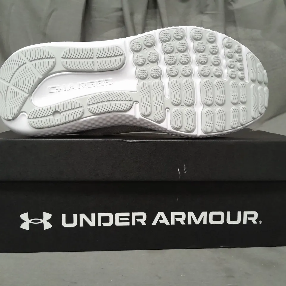 BOXED PAIR OF UNDER ARMOUR CHARGED SURGE 4 SHOES IN WHITE UK SIZE 10