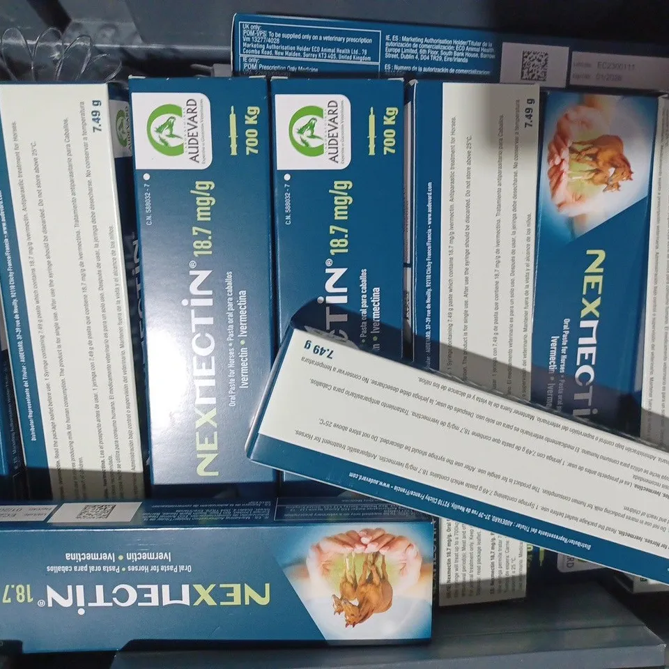 APPROXIMATELY 15 ASSORTED HOUSEHOLD ITEMS TO INCLUDE ORAL PASTE FOR HORSES, SOLAR LIGHT, ETC