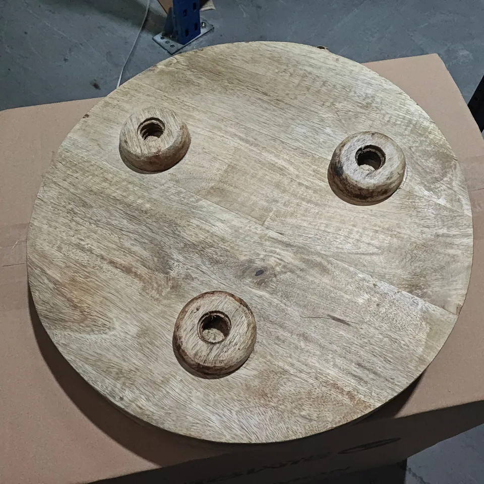 ROUND MOSAIC DECORATIVE PLATE WITH WOODEN MOUNTING BASE (UK 592G EST.)