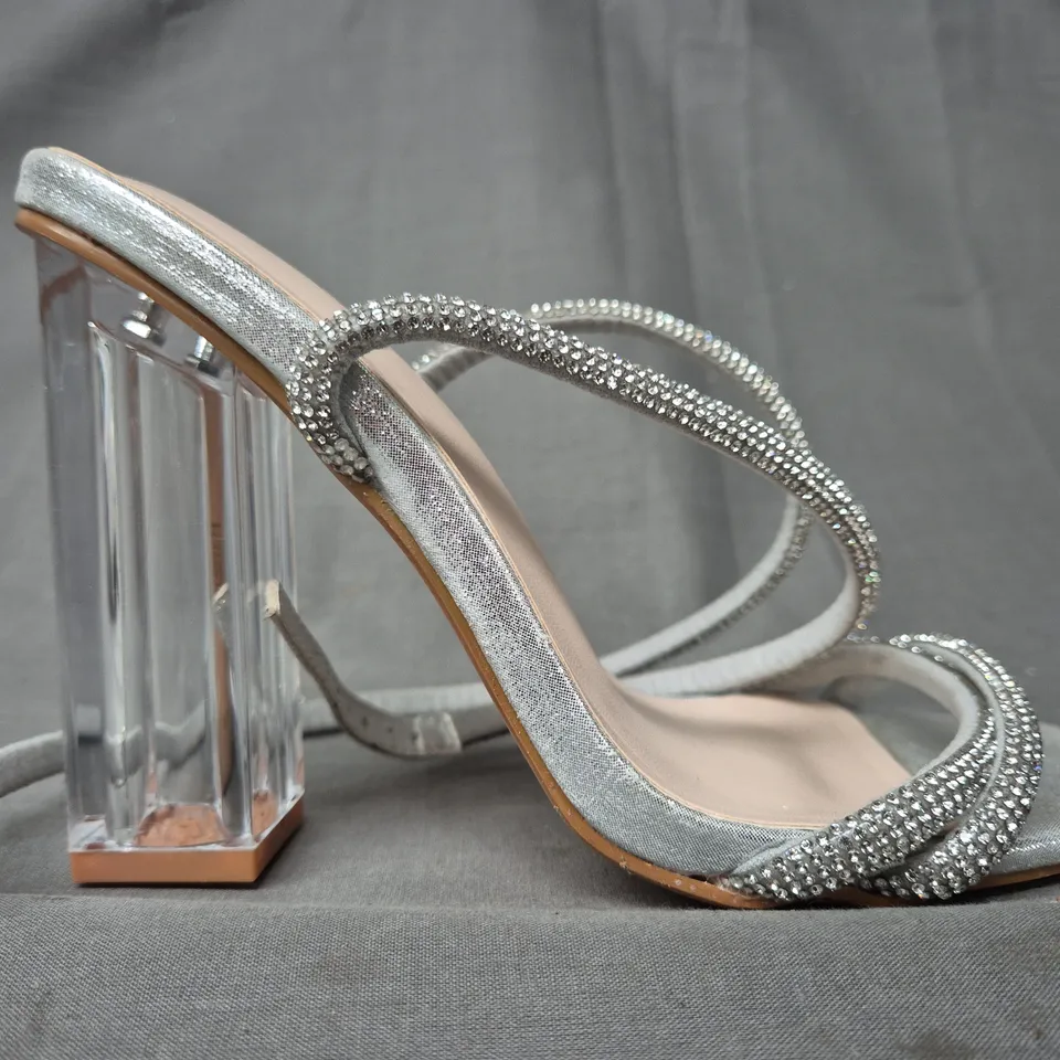 BOXED PAIR OF QUIZ OPEN TOE STRAPPY HIGH BLOCK HEEL SANDALS IN SILVER W. DIAMANTE EFFECT EU SIZE 38