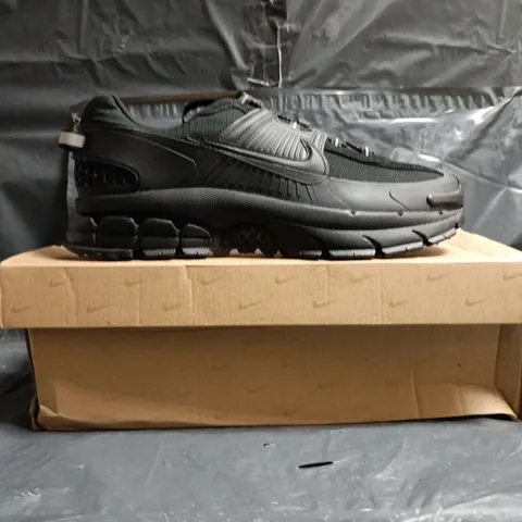 BOXED PAIR OF NIKE ZOOM VEMERO ROAM TRAINERS IN BLACK SIZE UK 8.5