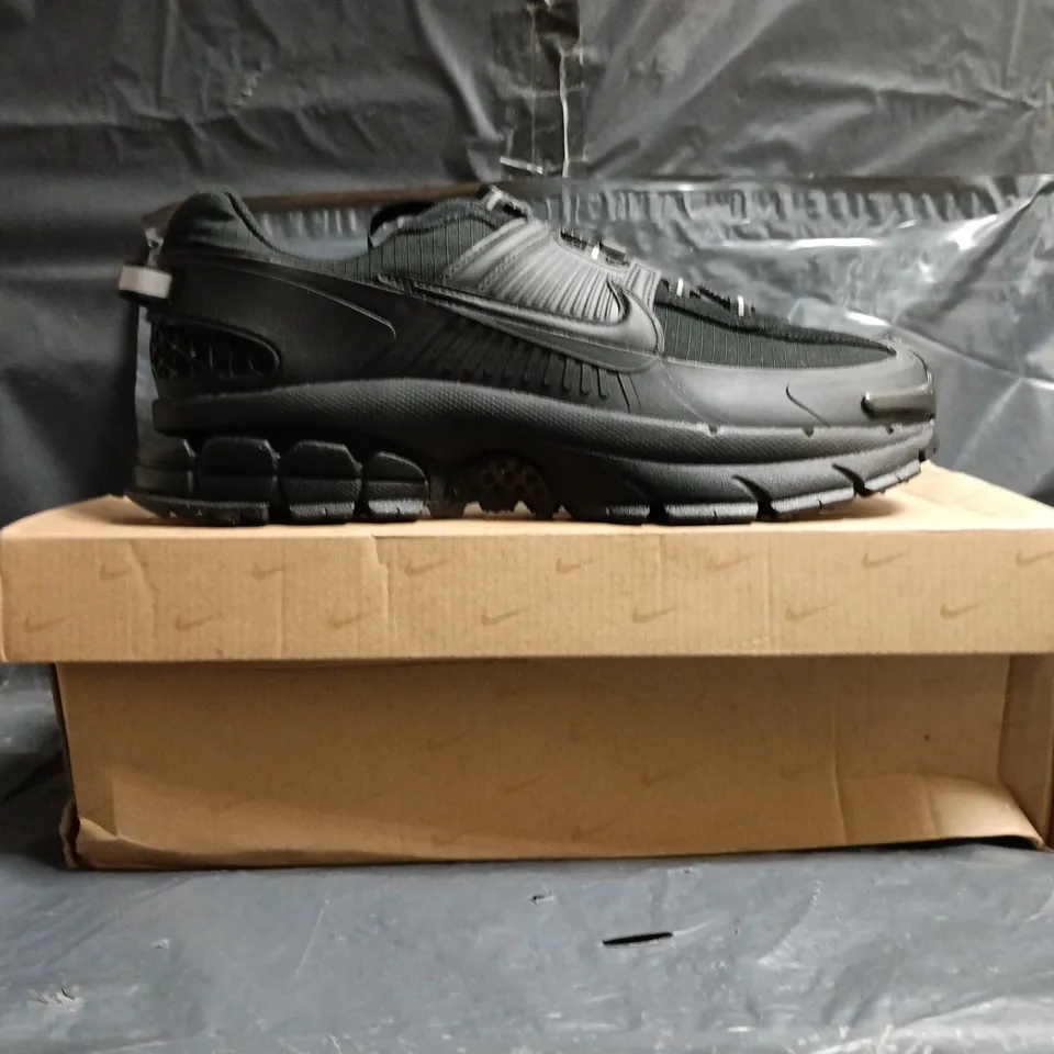 BOXED PAIR OF NIKE ZOOM VEMERO ROAM TRAINERS IN BLACK SIZE UK 8.5