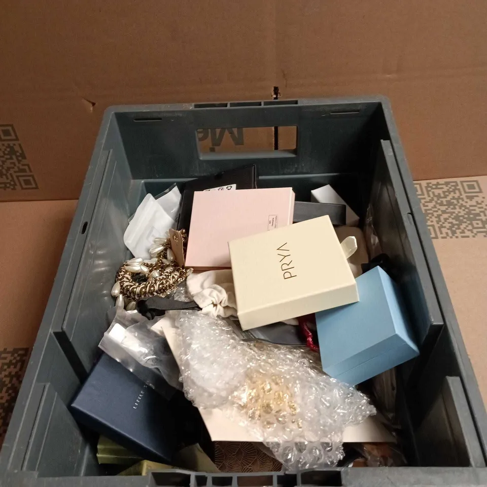 TOTE OF APPROXIMATELY 20 ASSORTED JEWELLERY/WATCH ITEMS TO INCLUDE BOHO MOON, PYRA, YELUWA, CRYSTAL CHAIN ETC