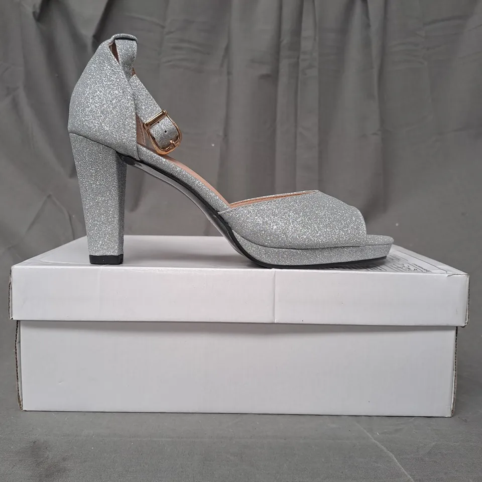 BOXED PAIR OF DESIGNER OPEN TOE HIGH BLOCK HEEL SANDALS IN METALLIC SILVER W. GLITTER EFFECT EU SIZE 39