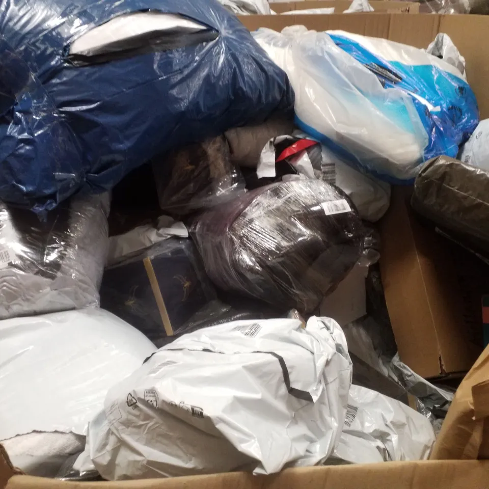 PALLET CONTAINING ASSORTED PILLOWS & CUSHIONS