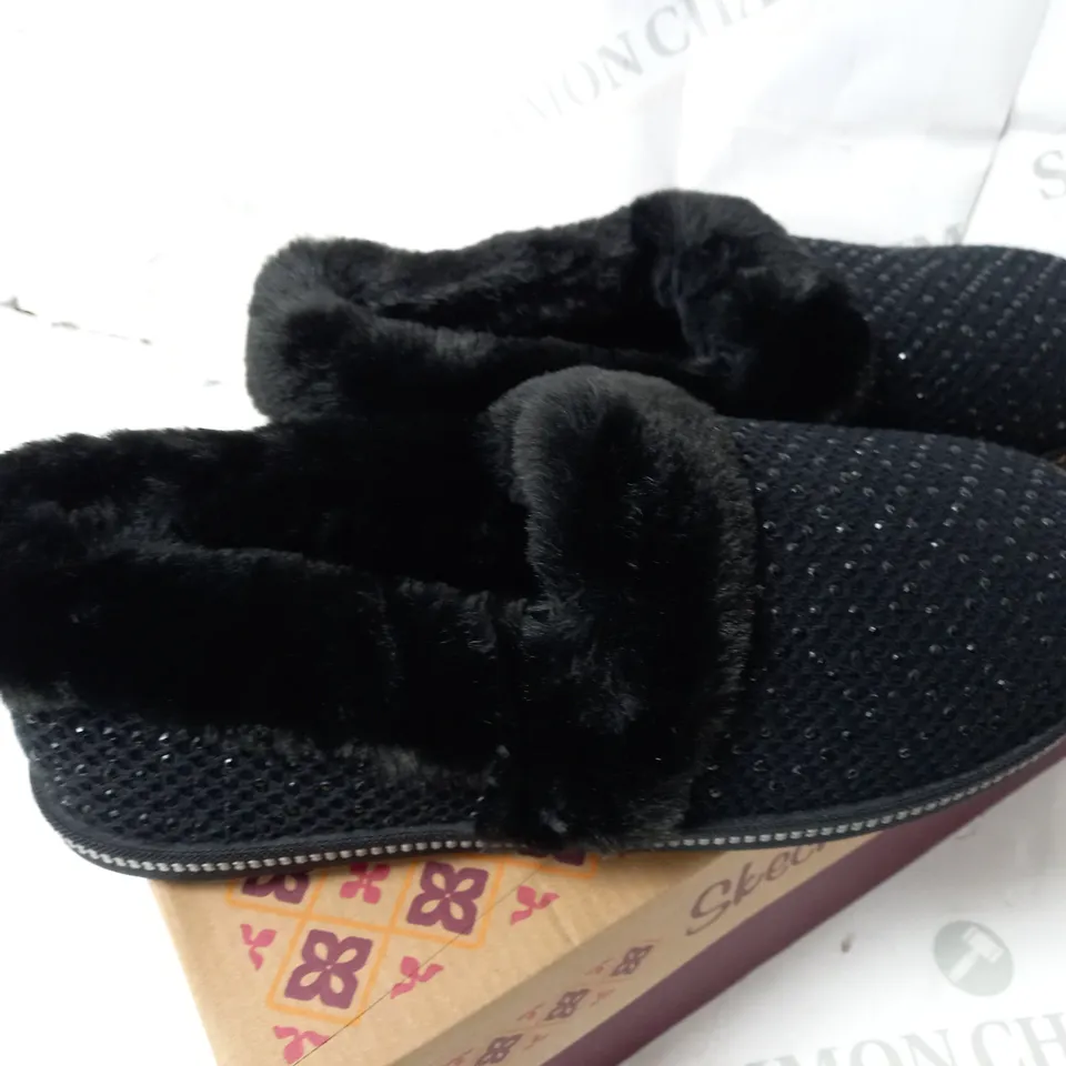 SKECHERS COZY SLIPPER BLACK - SIZE 6.5