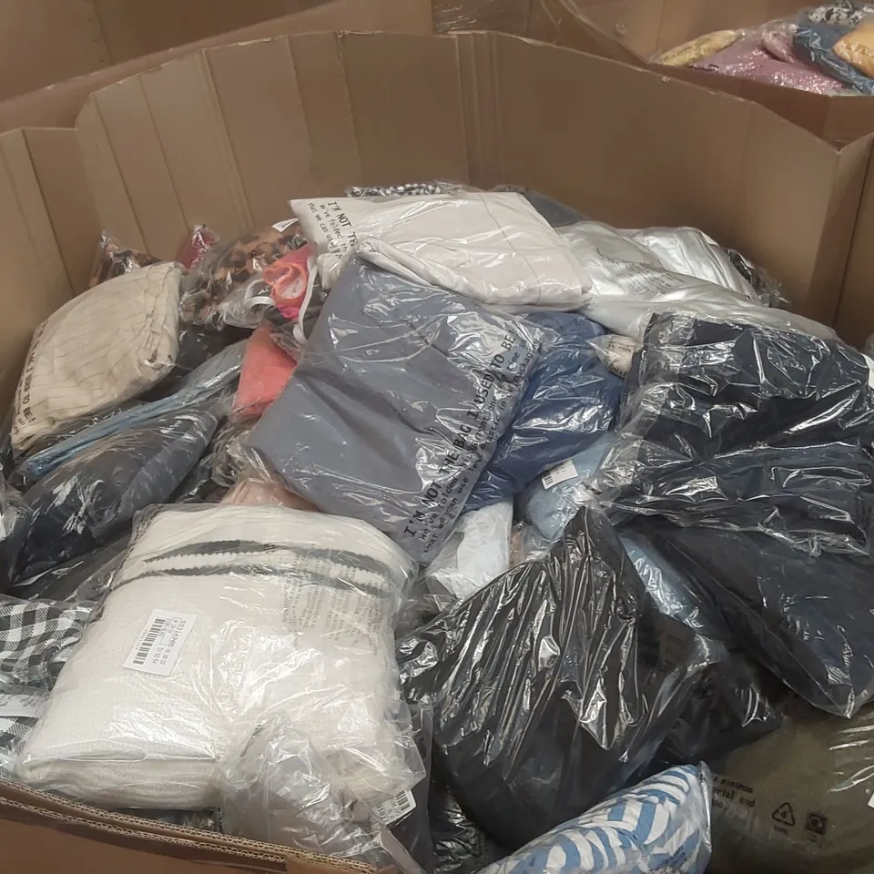 PALLET CONTAINING APPROXIMATELY 600x BRAND NEW ASSORTED DESIGNER CLOTHING ITEMS INCLUDING: JULIPA JUMPER, TOP, JD WILLIAMS SKIRT, TOPS, TROUSERS ECT