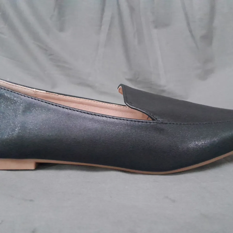 BOXED PAIR OF DESIGNER POINTED TOE SLIP-ON SHOES IN BLACK EU SIZE 38