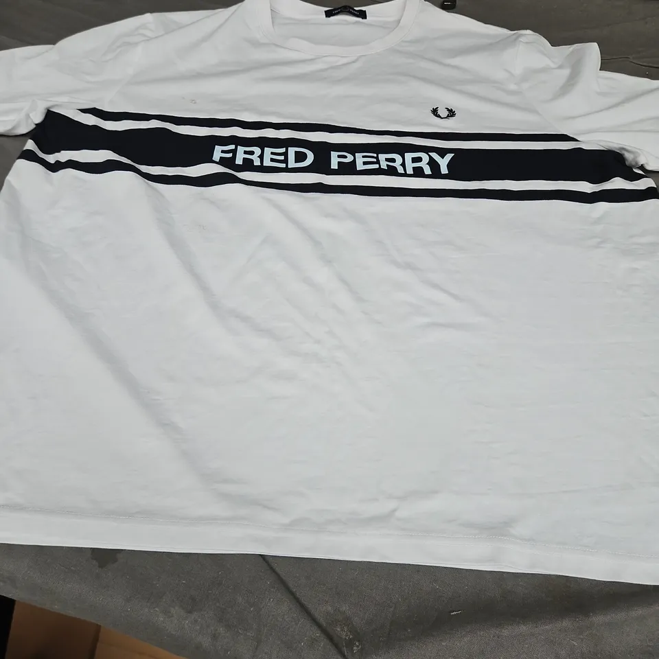 FRED PERRY LOGO T-SHIRT, WHITE- UK SIZE XXL