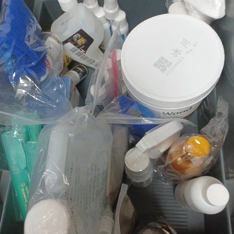 APPROXIMATELY 15 HOUSEHOLD ITEMS TO INCLUDE BATHROOM DESCALER, WATER BASED WOOD DYE AND CAR SCRATCH REMOVER
