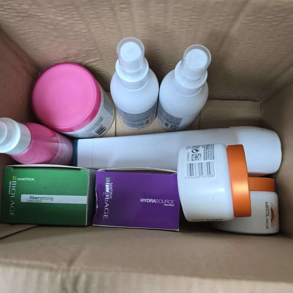 APPROXIMATELY 24 ASSORTED MATRIX BIOLAGE PRODUCTS TO INCLUDE HYDRA SOURCE MASK, VOLUME BLOOM CONDITIONER, SCALPSYNC HAIR TREATMENT, ETC - COLLECTION ONLY