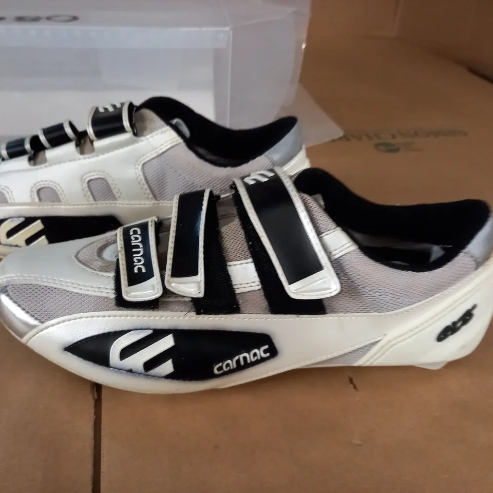 PAIR OF CARNAC EOS CYCLING SHOES IN WHITE SILVER BLACK - FR 43 US 10