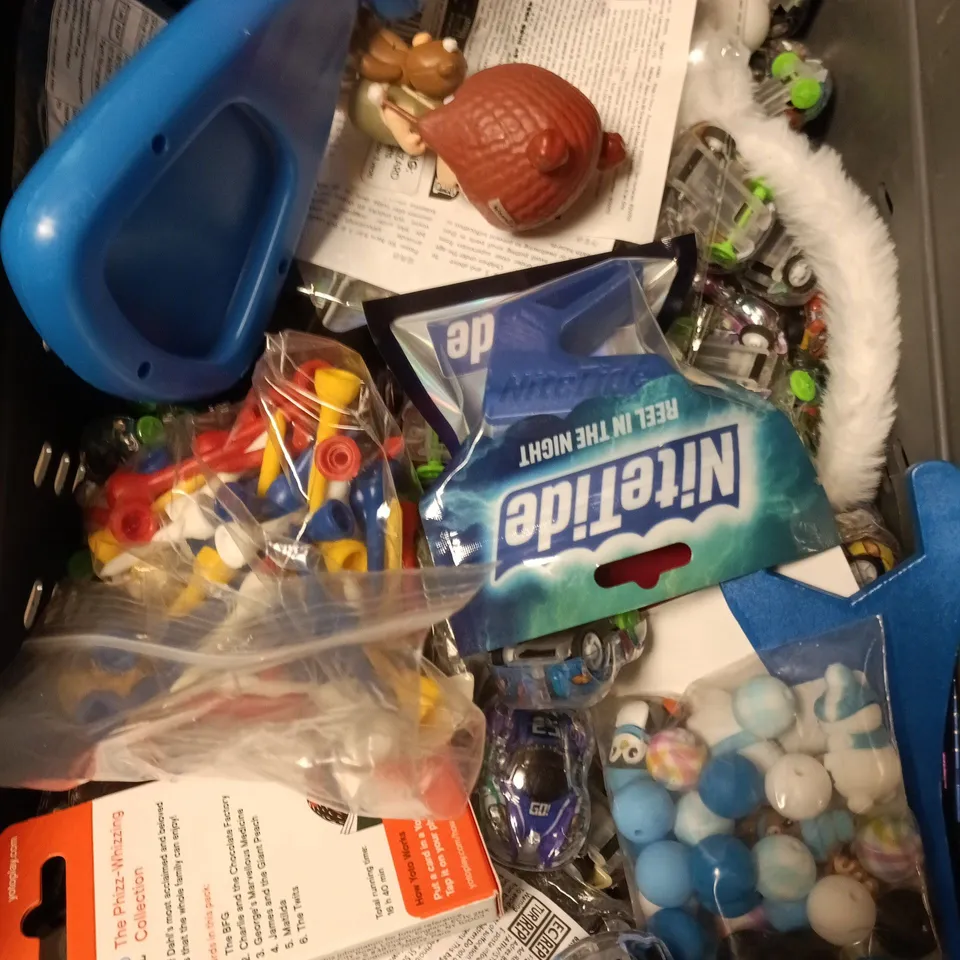 APPROXIMATELY 20 ASSORTED TOYS & GAMES PRODUCTS TO INCLUDE NERF BULLETS, POP TOY, MINI CARS ETC 
