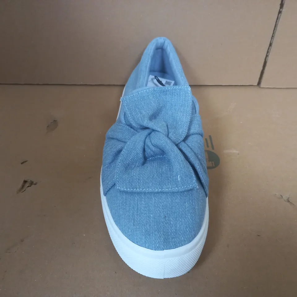 FITTED TWIST BOW DENIM TRAINER - SIZE 8E