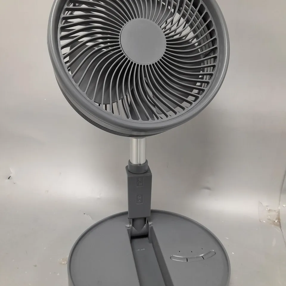 BOXED BELL & HOWELL RECHARGEABLE EXTENDABLE DESK & FLOOR FAN IN GREY