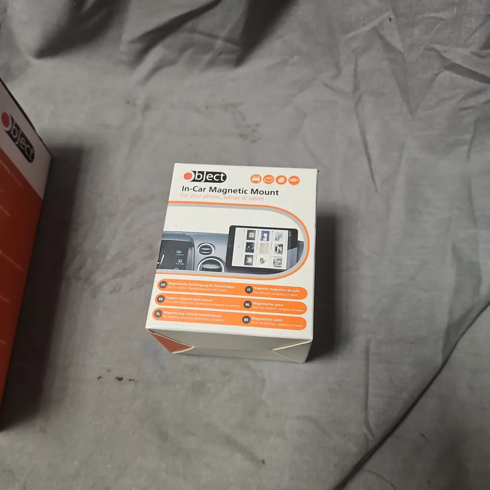  BOX OF ASSORTED ITEMS INCLUDING CAR ACCESSORIES STAINLESS STEEL TRAVEL MUG & IN-CAR MAGNETIC MOUNT 