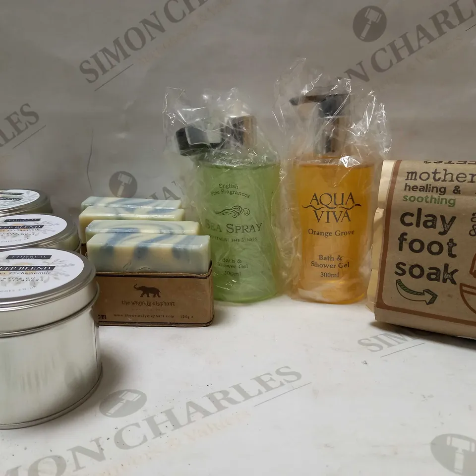 LOT OF APPROX 10 ASSORTED BATH & BODY PRODUCTS TO INCLUDE CLAY FOOT SOAK, BATH/SHOWER GEL, SHOWER STEAMERS, ETC