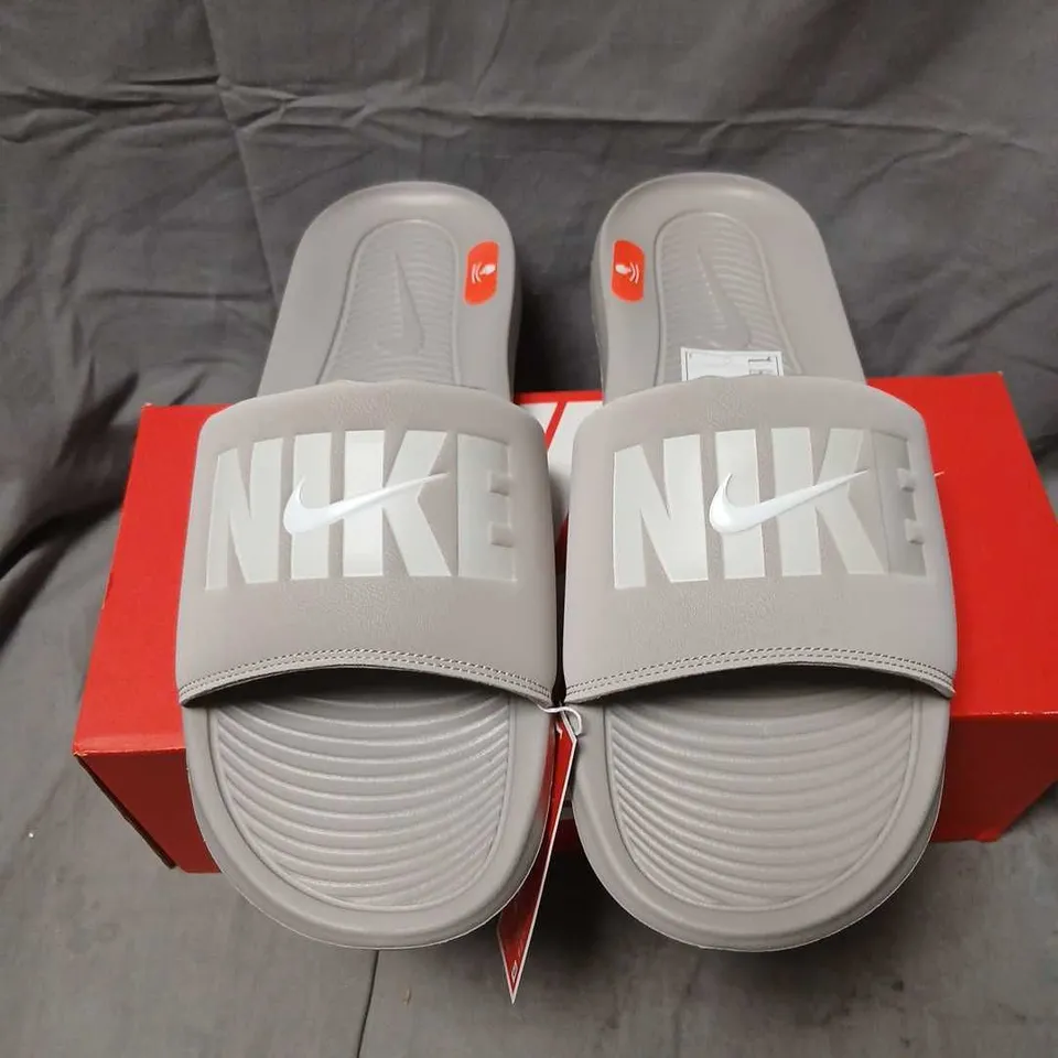 NIKE VICTORI ONE SLIDE SE – UK 13 (EU 48.5) GREY/WHITE