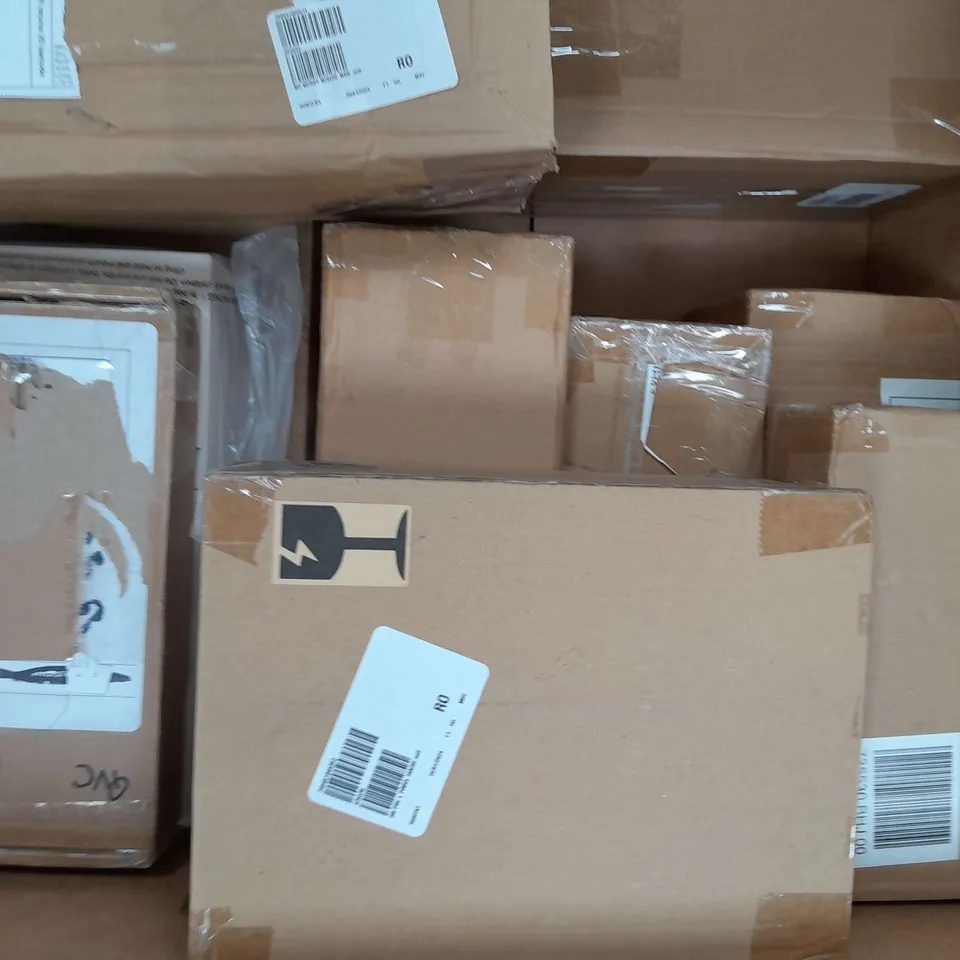 BOX OF APPROXIMATELY 15 ASSORTED HOUSEHOLD ITEMS TO INCLUDE SHOES, VANITY CASE, ETC