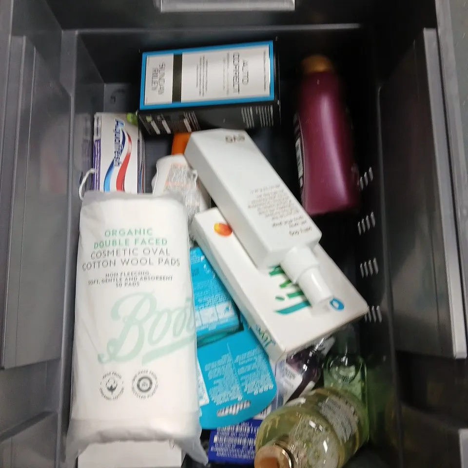 APPROXIMATEY 20 ASSORTED HEALTH AND BEAUTY PRODUCTS TO INCLUDE RADOX SHOWER GEL, ELF PRIMER AND AQUAFRESH TOOTHPASTE